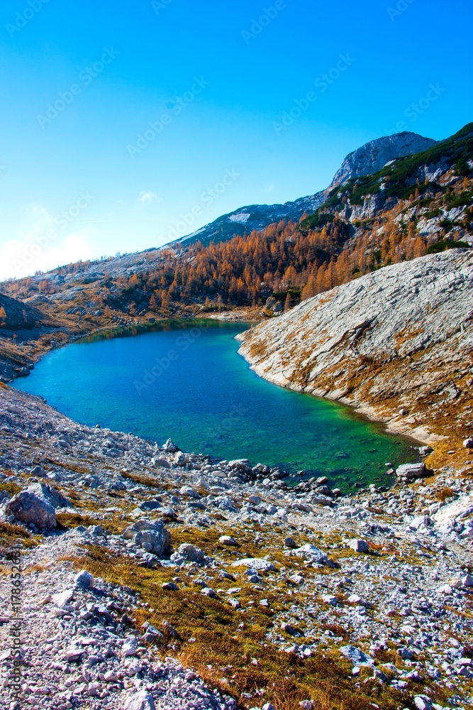 Obraz premium biggest lake in Triglav Lakes Valley in autumn, Slovenia