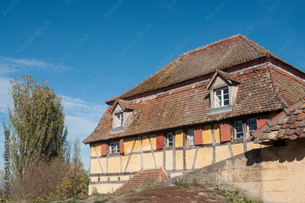 maison traditionnelle alsacienne ancienne dans un village