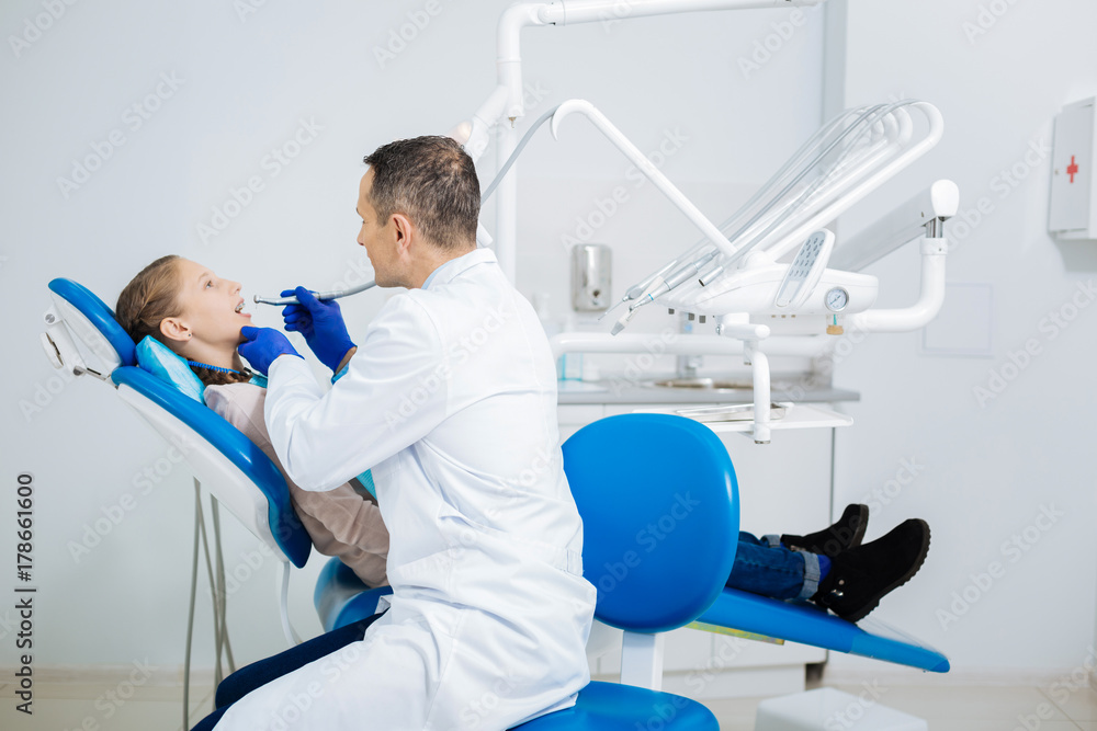 Obraz premium Positive cheerful man smiling