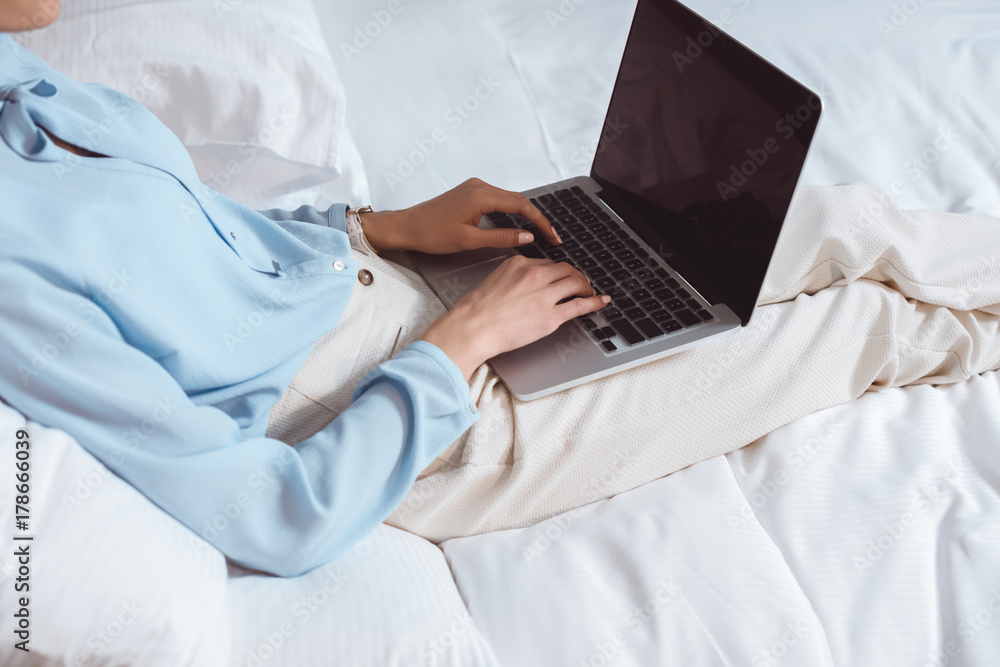 Naklejka premium businesswoman using laptop in hotel room