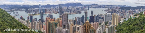 Photography Stadtpanorama von Hongkong aufgenommen vom Viktoria Peak mit umliegendem Wald be