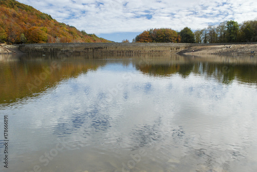 Fototapeta Naklejka Na Ścianę i Meble -  Lago en otoño