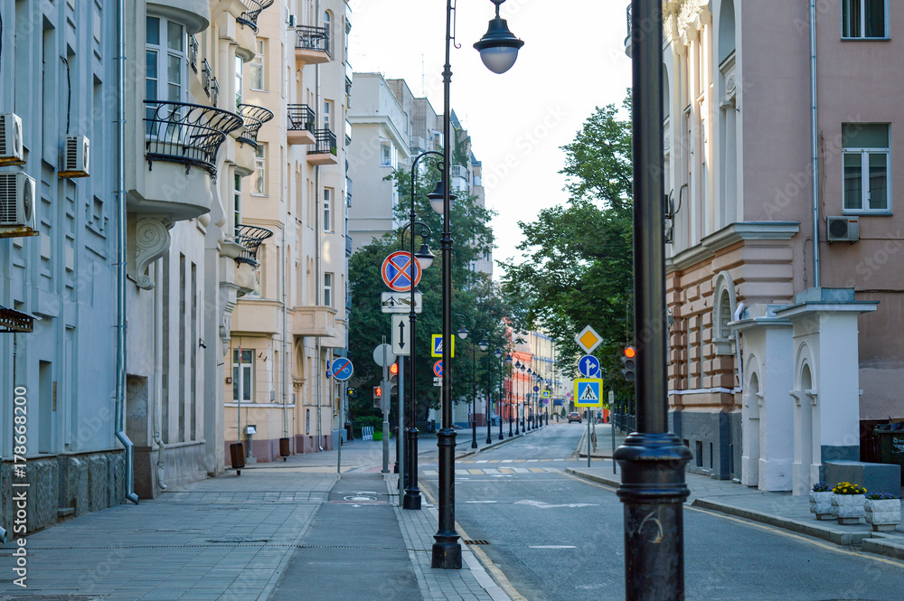 Obraz premium Early morning city street without cars and people, Ermolaevskiy Lane, Moscow