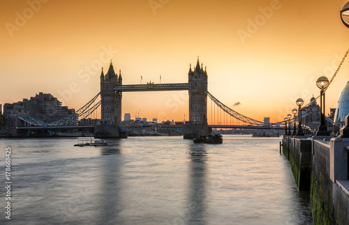 Die Tower Bridge in London  Gro  britannien  bei Sonnenaufgang