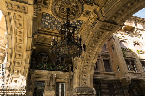 Roma - Quartiere Coppedè, particolare dell'ingresso