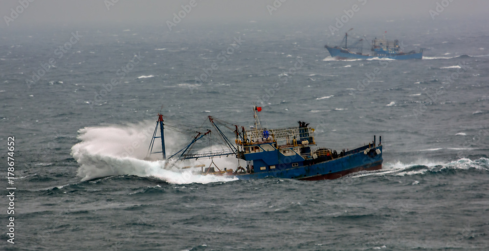 Naklejka premium Fishing boat in rough weather