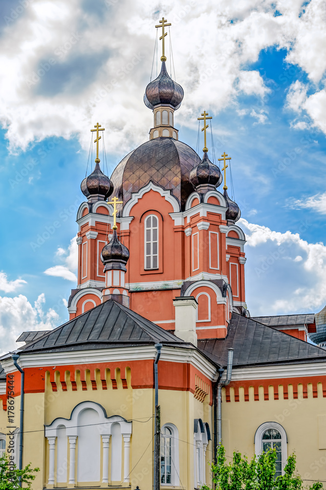 Obraz premium Domes of church in a russian orthodox monastery