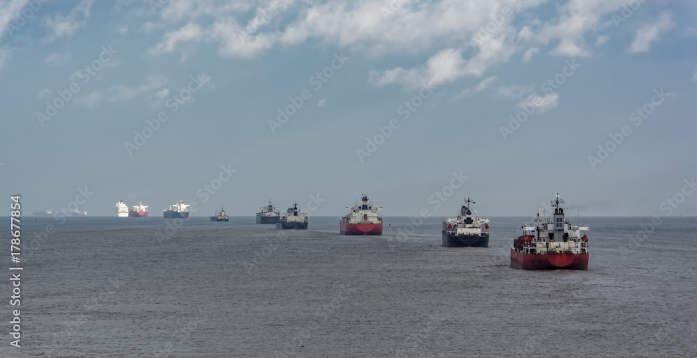 Foto Various ships queue offshore approaching Shanghai.