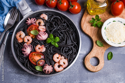 Black spaghetti with seafood