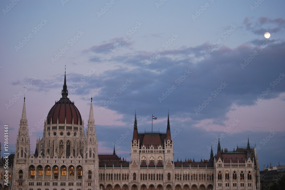 Il bellissimo parlamento di Budapest scattato da Buda