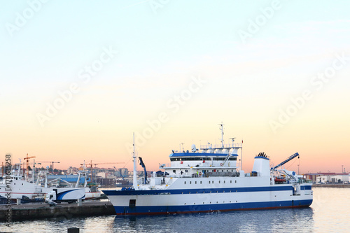 Εκτύπωση καμβά fishery research vessel in the port at sunrise