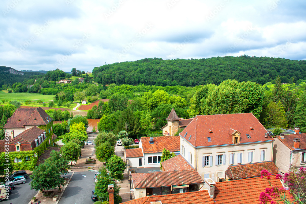 Les Eyzies de Tayac. Le village vu du plateau qui domine . Dordogne. Nouvelle-Aquitaine