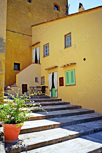 caratteristiche abitazioni nel borgo medievale di Bibbona in Toscana Italia