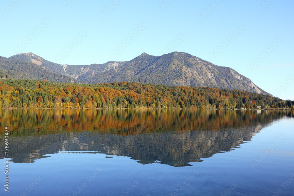 ruhiger Walchensee im Herbst
