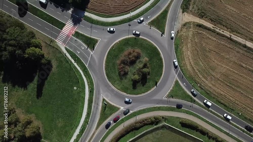 Vista aerea di una rotonda e circolazione dei veicoli. Strade