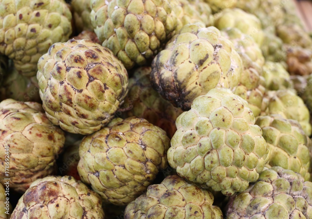 Fototapeta premium sugar apple at street food