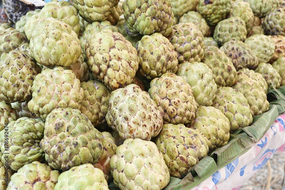 Fototapeta premium sugar apple at street food