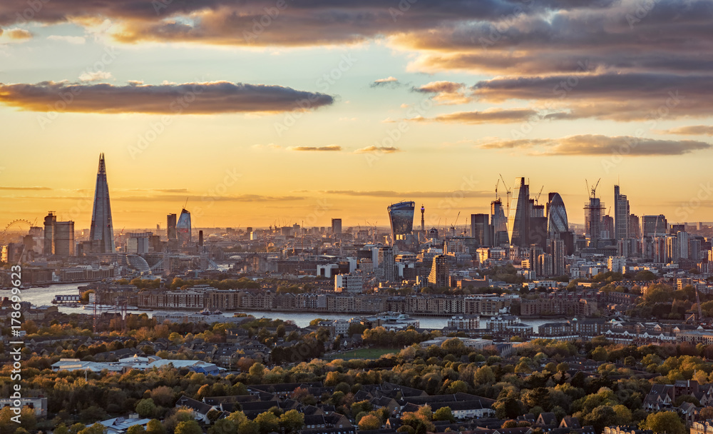 Fototapeta premium Sonnenuntergang hinter der Skyline von London
