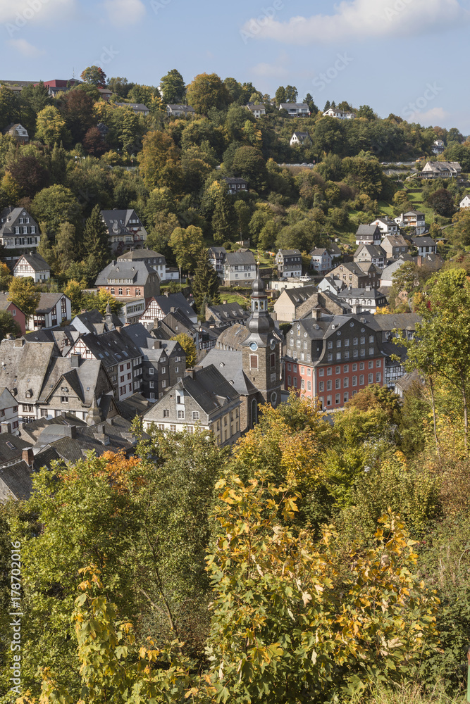 Deutschland, Monschau;  Blick auf das historische Monschau