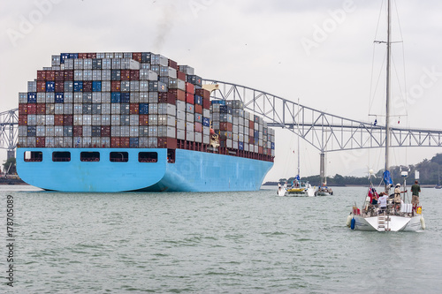 huge container vessel leavi...