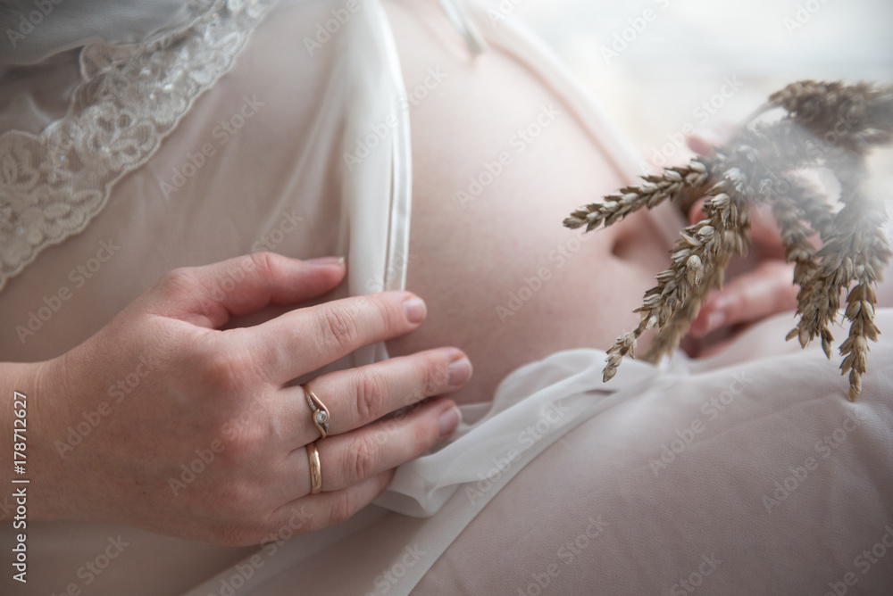 Obraz premium Pregnant girl hugging her belly