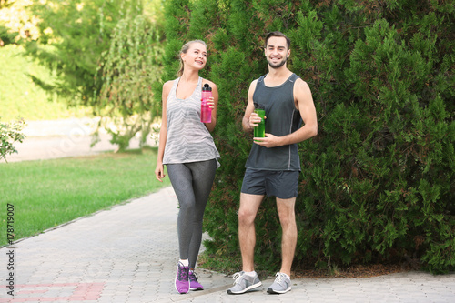 Young man and woman in spor...