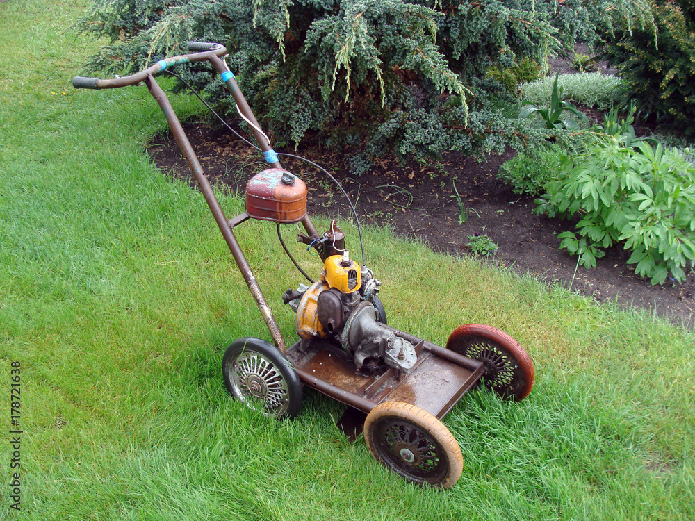 Fototapeta premium Lawn mower 2
