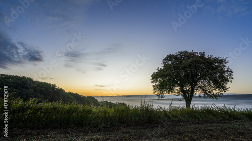 Tal im Nebel