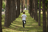 Мальчик бежит по аллее 