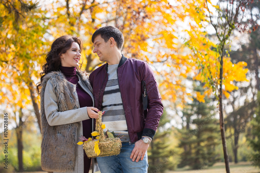 Naklejka premium couple walks in the park