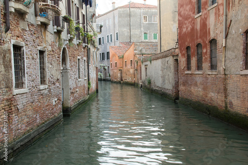 Perspective of a Venice canal between old houses © Carmein