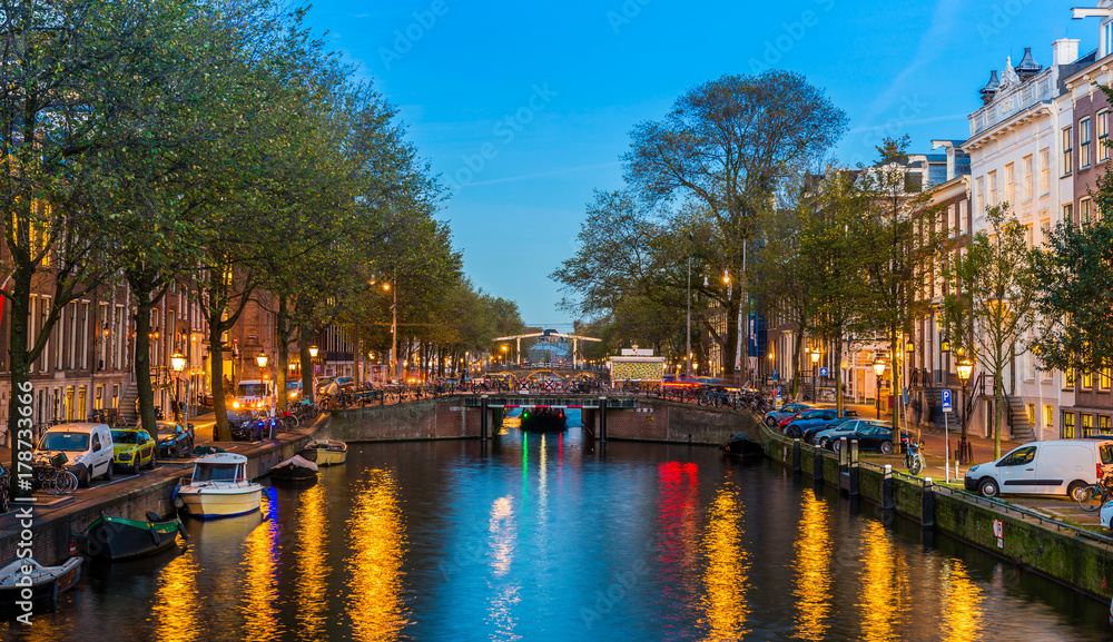 Canal d'Amsterdam le soir, Hollande, Pays-Bas
