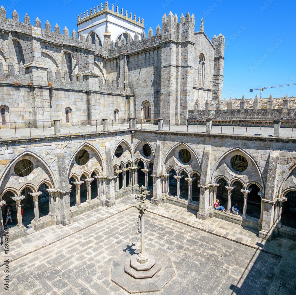 Fototapeta premium Cloister of Porto Cathedral (Se do Porto)