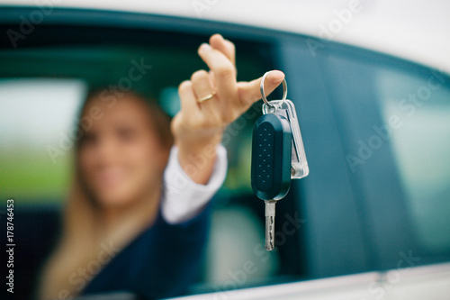 Neo patentata con chiavi in mano in automobile 