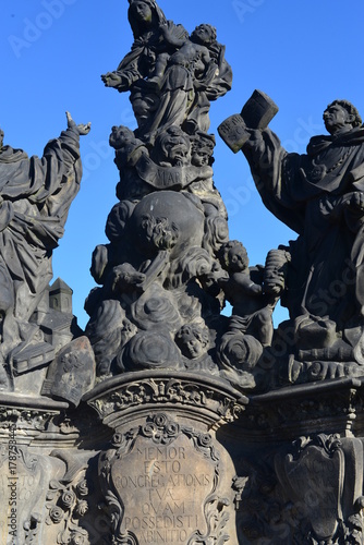 Madonna mit den Heiligen Dominikus und Thomas von Aquino auf der Karlsbrücke in Prag