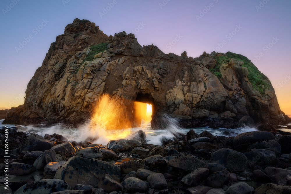 Fototapeta premium Sunset through key hole Pfeiffer beach, California