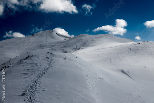 Winter travel background, snowy dunes © DarwelShots