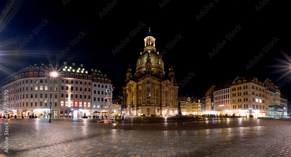 Nachtpanorama vom Neumarkt in Dresden, Frauenkirche