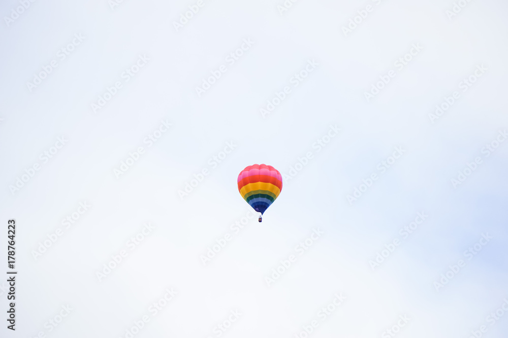 Fototapeta premium 空に浮かぶカラフルな熱気球たち 砺波バルーンフェスタ