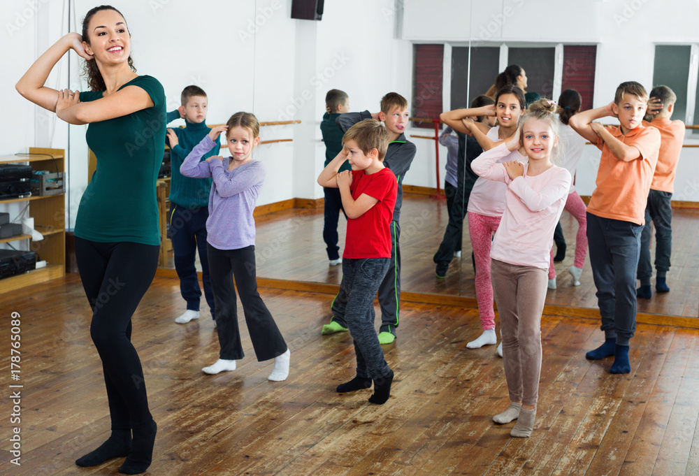 Obraz premium Children dancing contemp in studio smiling and having fun