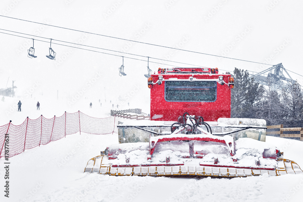 Naklejka premium The ratrak in snowfall