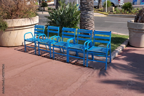 Bancs et chaises bleues de la Croisette, Cannes