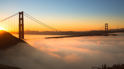Canvas schilderij Golden Gate Bridge Spectaculaire zonsopkomst Golden Gate Bridge  © Bjorn Bakstad