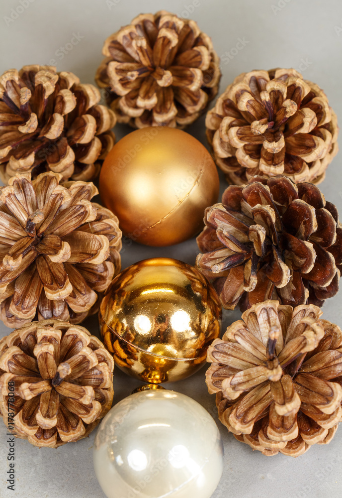 Boules de Noël dorées et pommes de pin Boules de Noël dorées et pommes de pin