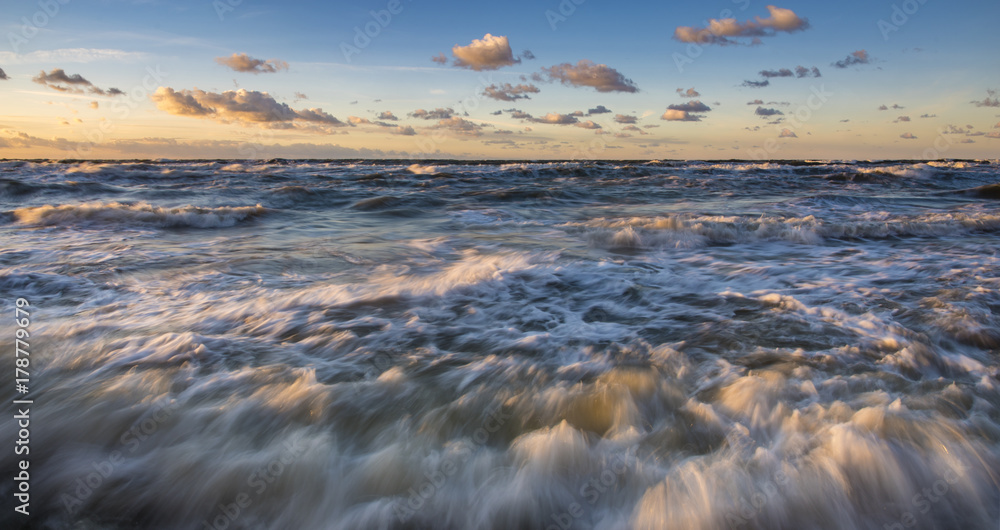 Obraz premium sunset over the sea during the storm, panorama