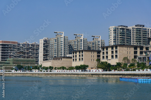 Modern building at seaside © 锦华 许
