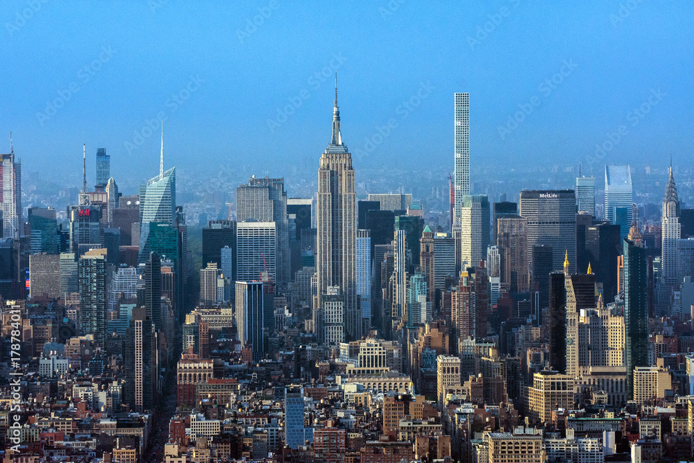 Naklejka premium Widok z lotu ptaka Centrum Manhattanu i Dolnego Manhattanu Nowy Jork, Nowy Jork, USA. Skyline z drapaczami chmur.