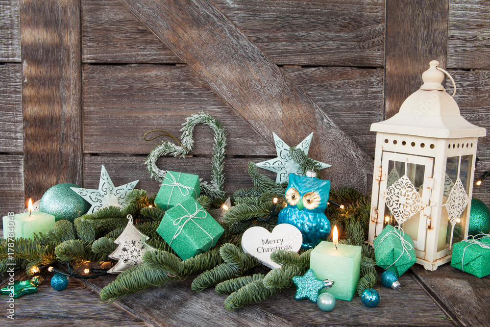 Fotografie Froehliche Weihnachtsdeko mit Kerzen