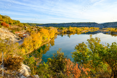 Fototapeta Naklejka Na Ścianę i Meble -  Vue sur le village et le lac de Quinson en automne. Provence, France.