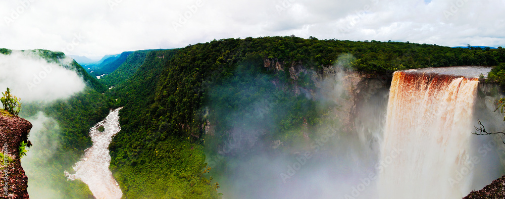 Obraz premium Kaieteur waterfall, one of the tallest falls in the world at potaro river Guyana